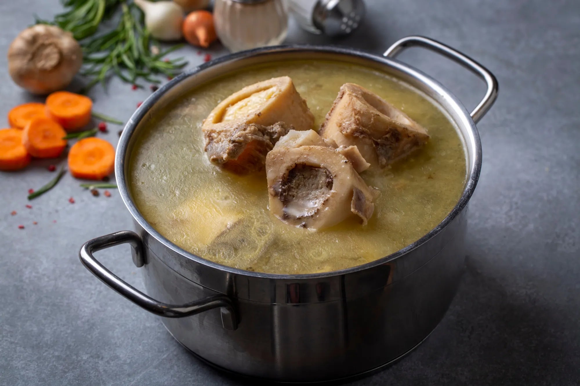 how_to_make_bone_broth_feature_Esin-Deniz_AdobeStock-1.webp